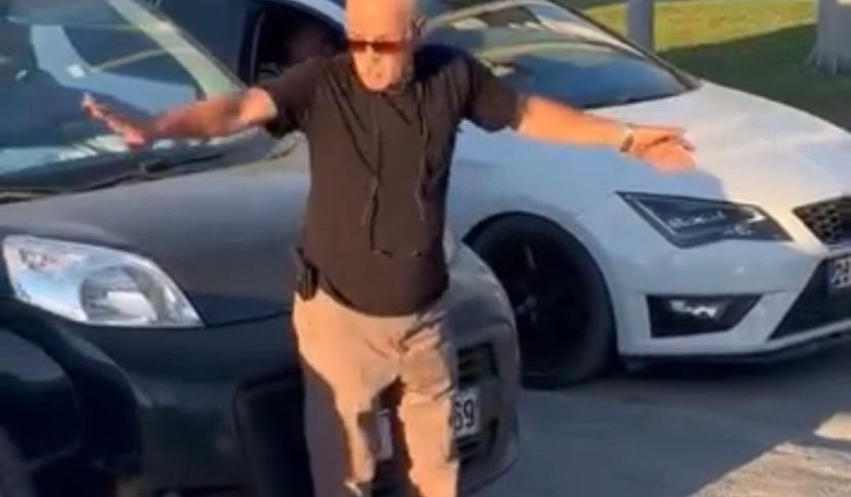 Eskişehir’de trafik yoğunluğu oluştu, vatandaş araçları yönlendirdi