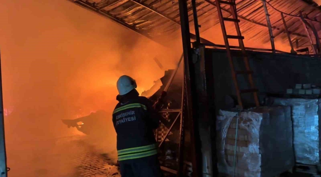 Eskişehir’de sanayi sitesindeki yangın kontrol altına alınmaya çalışılıyor
