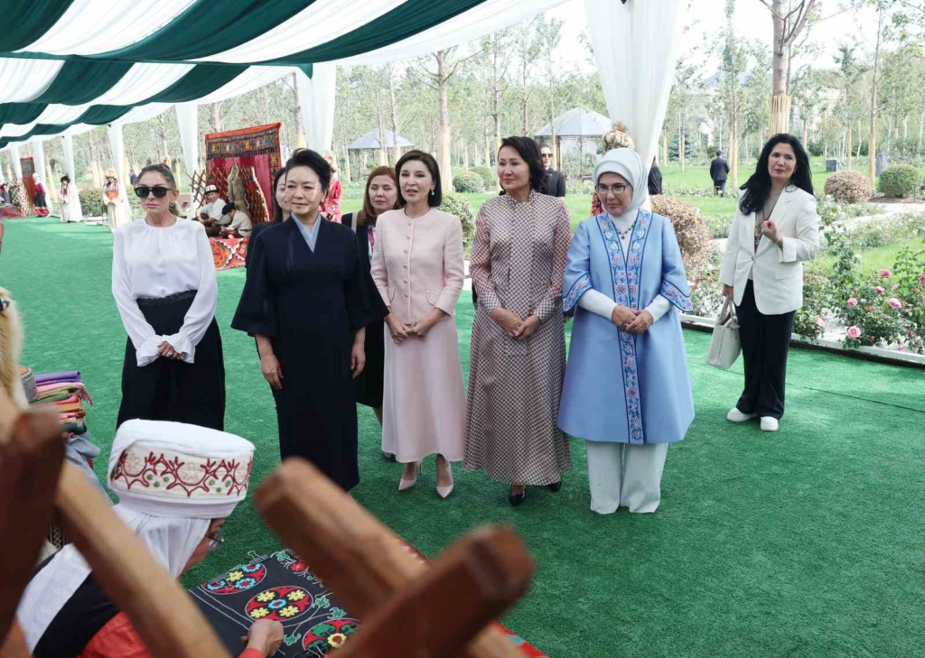 Emine Erdoğan, Kırgızistan’da lider eşleriyle bir araya geldi