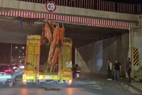 Üst geçide sıkışan tır trafiği aksattı
