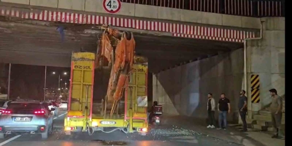 İş makinesi taşıyan tır üst geçide sıkıştı, trafik aksadı