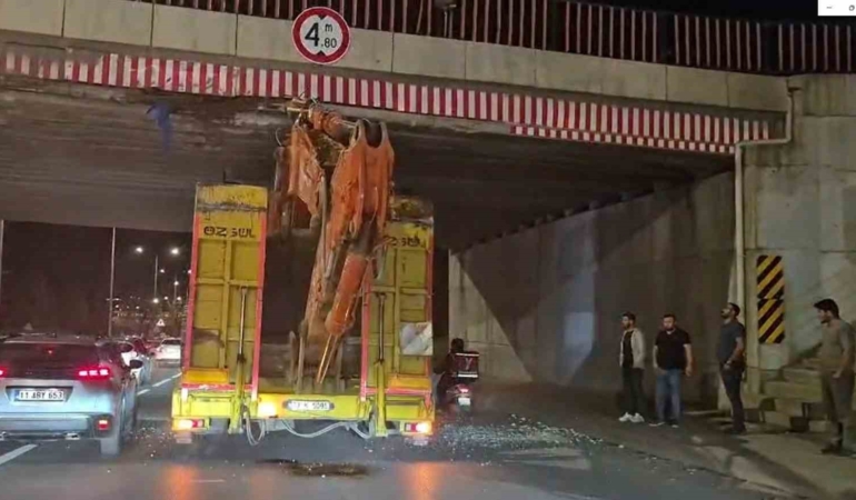 İş makinesi taşıyan tır üst geçide sıkıştı, trafik aksadı