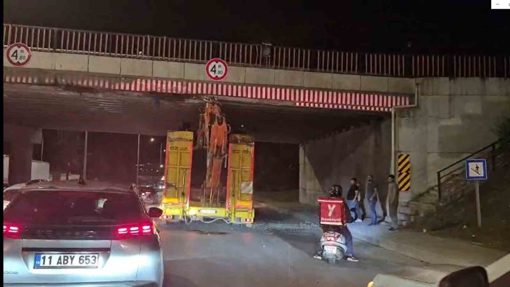 Üst geçide sıkışan tır trafiği aksattı