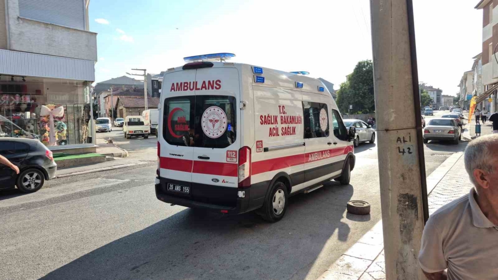 Hafif ticari aracın çarptığı motosikletli polis yaralandı