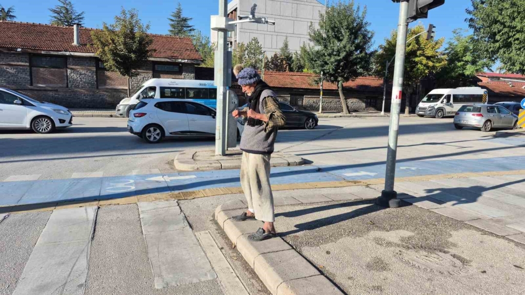 Sokak ortasında uzak doğu dövüş sanatı hareketleri yapan yaşlı adam