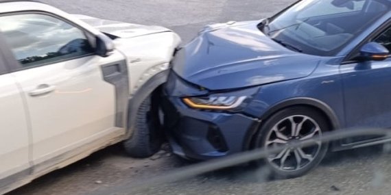 Eskişehir’de kavşakta çarpışan iki otomobilde hasar oluştu