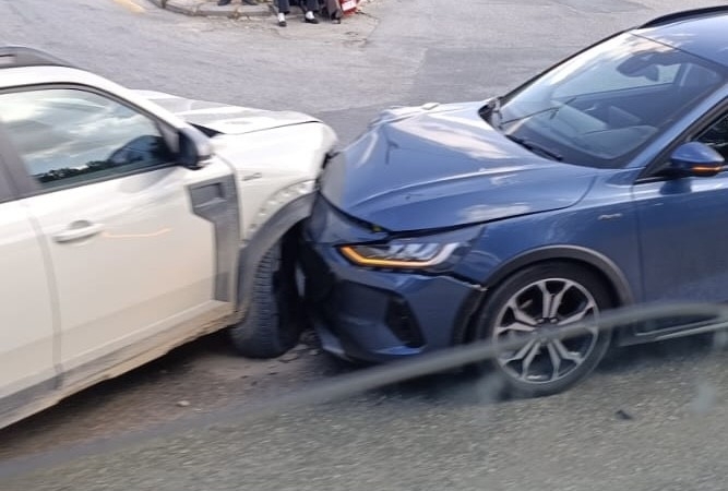 Eskişehir’de kavşakta çarpışan iki otomobilde hasar oluştu