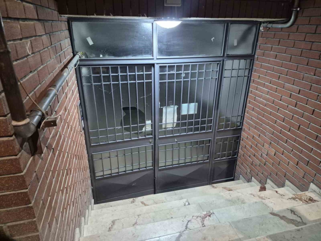 Apartman kapısını kırıp husumetlisinin evini basmaya çalıştı