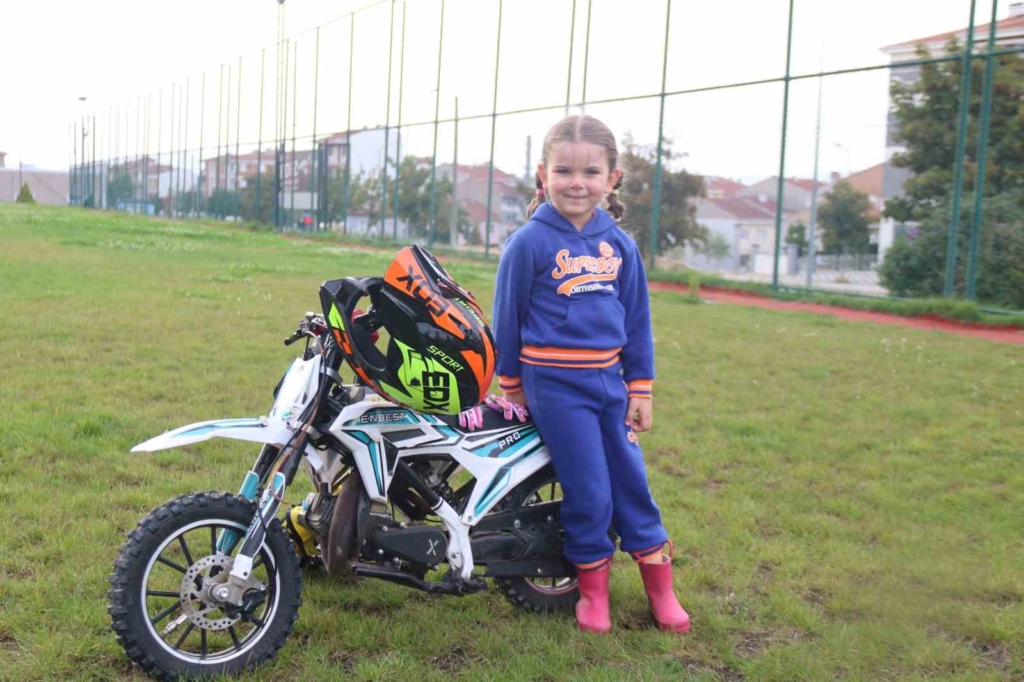 Minik İkra motosiklet ile tepeleri aşıyor, Zayn ile yarışmak istiyor