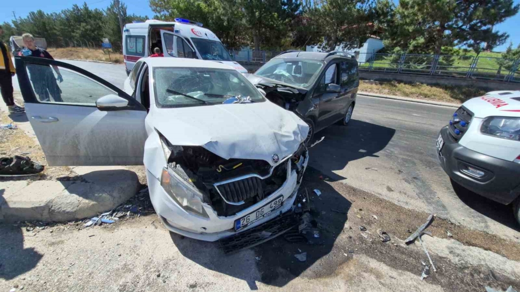 Eskişehir’de hafif ticari araç ile otomobil çarpıştı: 3’ü çocuk 7 yaralı