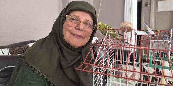 Ölmek üzereyken sahiplendiği muhabbet kuşu hayat arkadaşı oldu