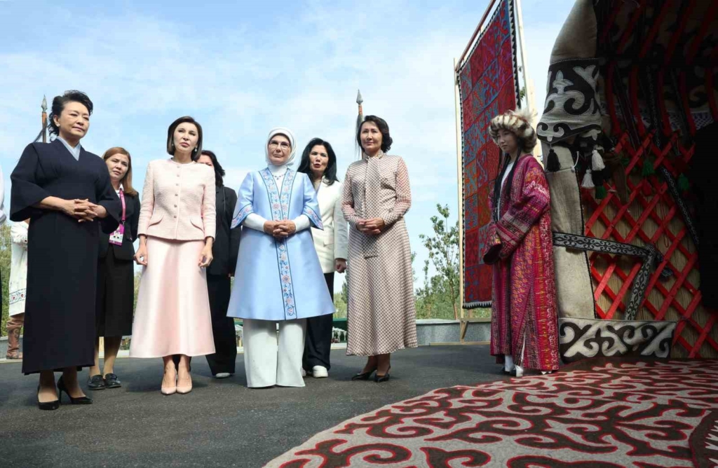 Emine Erdoğan, Kırgızistan’da lider eşleriyle bir araya geldi