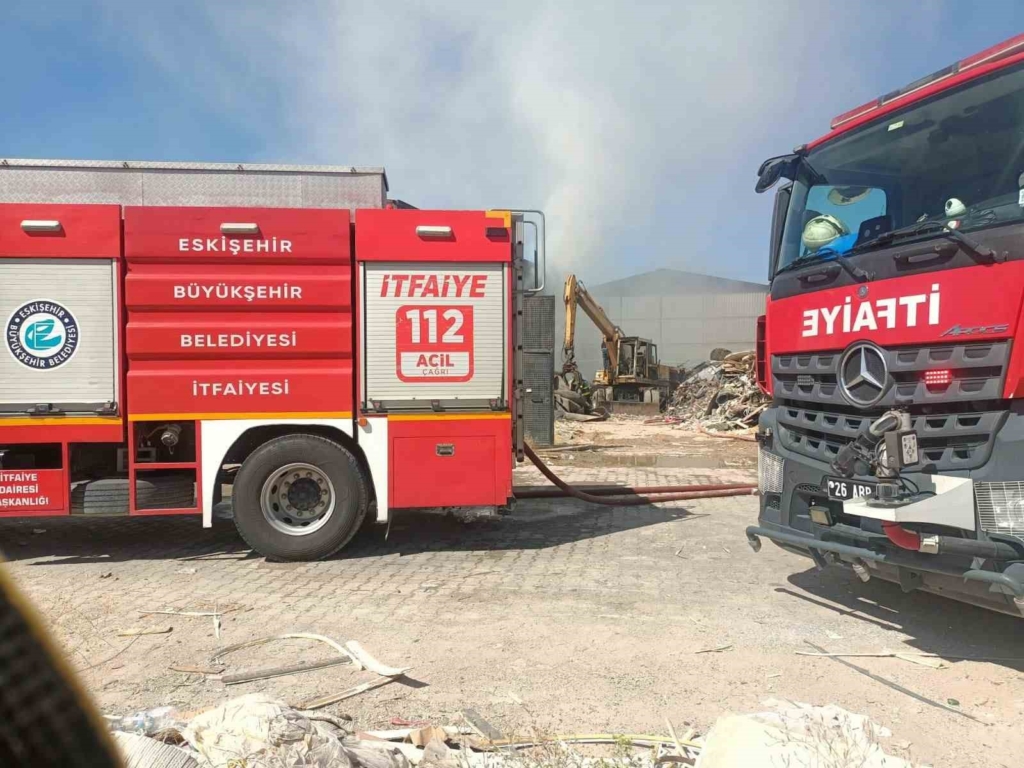 Eskişehir’de geri dönüşüm tesisinde çıkan yangın söndürüldü