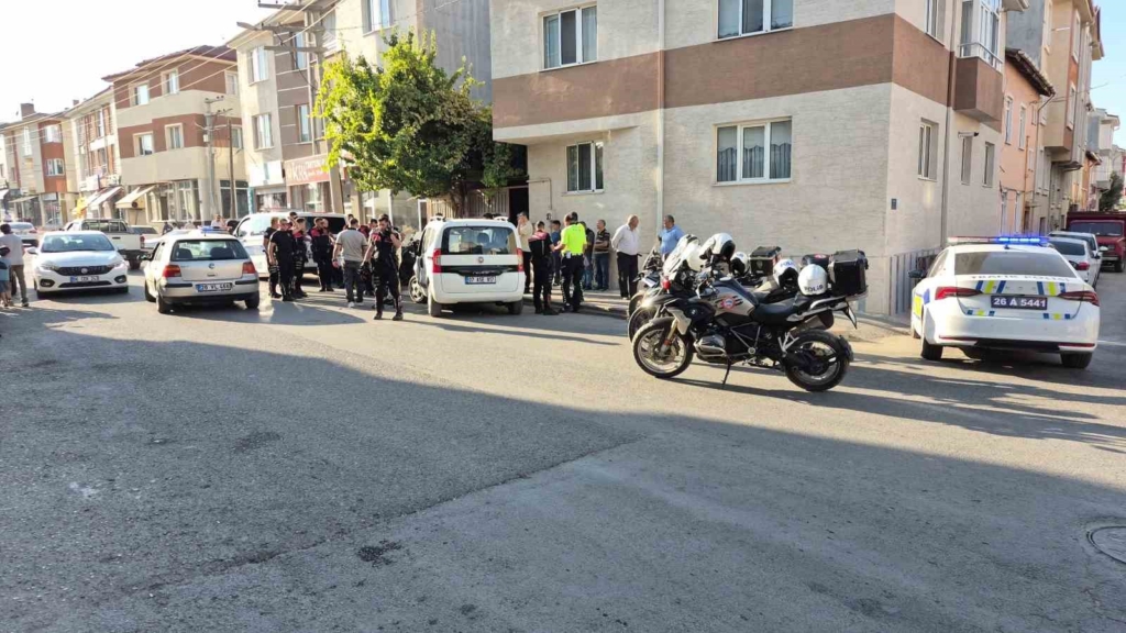 Hafif ticari aracın çarptığı motosikletli polis yaralandı