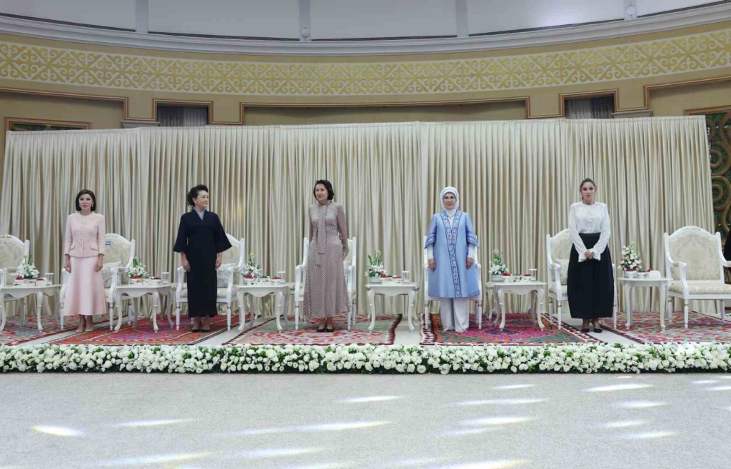 Emine Erdoğan, Kırgızistan’da lider eşleriyle bir araya geldi