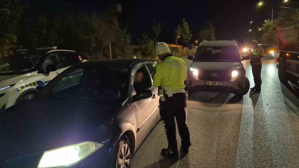 Polis ekiplerince durdurulan sürücü otomobilini terk edip kaçtı