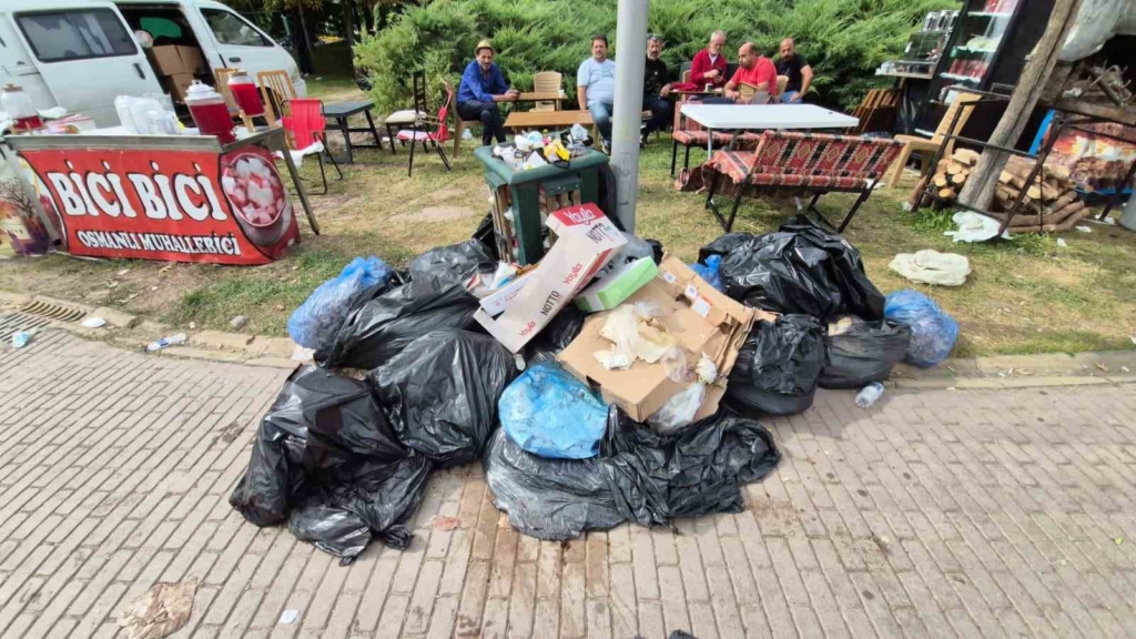 Ceza ve İrem Derici konserlerini iptal etti, esnafın şikâyetçi olduğu sorumlu karakola götürüldü