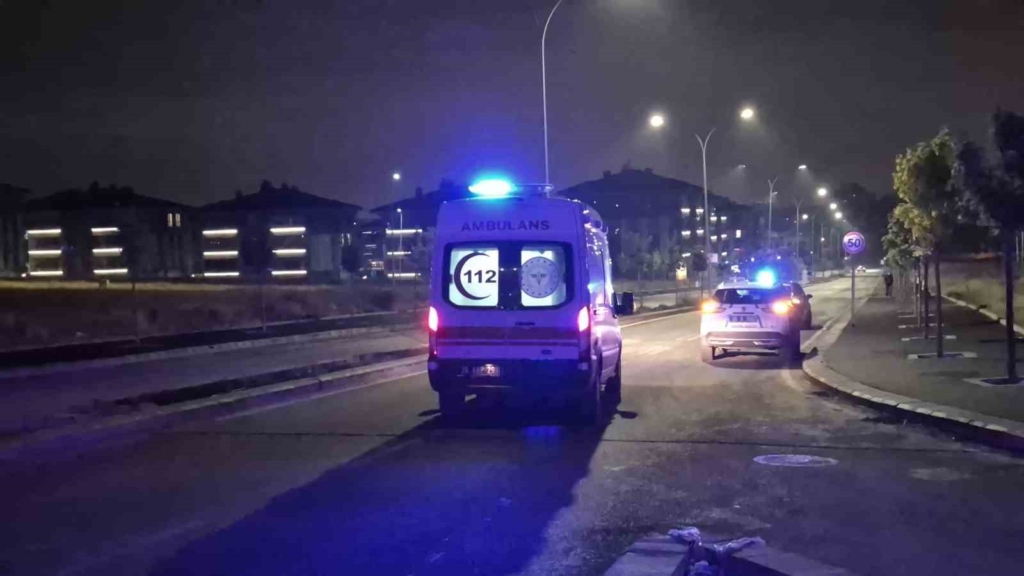 Kavşakta çarpışan 2 araç adeta hurdaya döndü: 3 yaralı