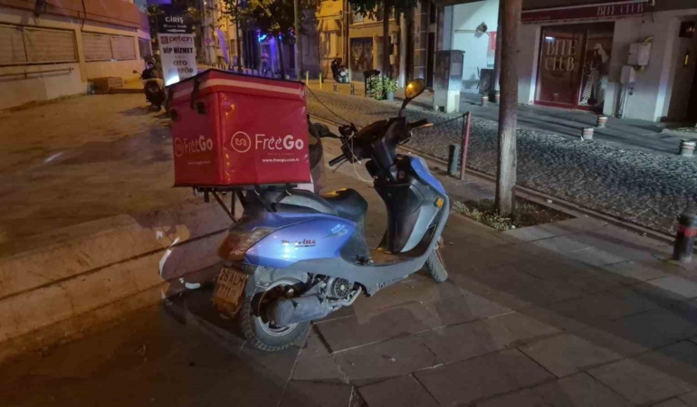 Alkollü motosiklet sürücüsü ters yönde polis otosuna çarptı