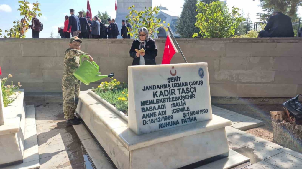 Eskişehir’de gaziler ve şehit yakınlarından şehitlik ziyareti