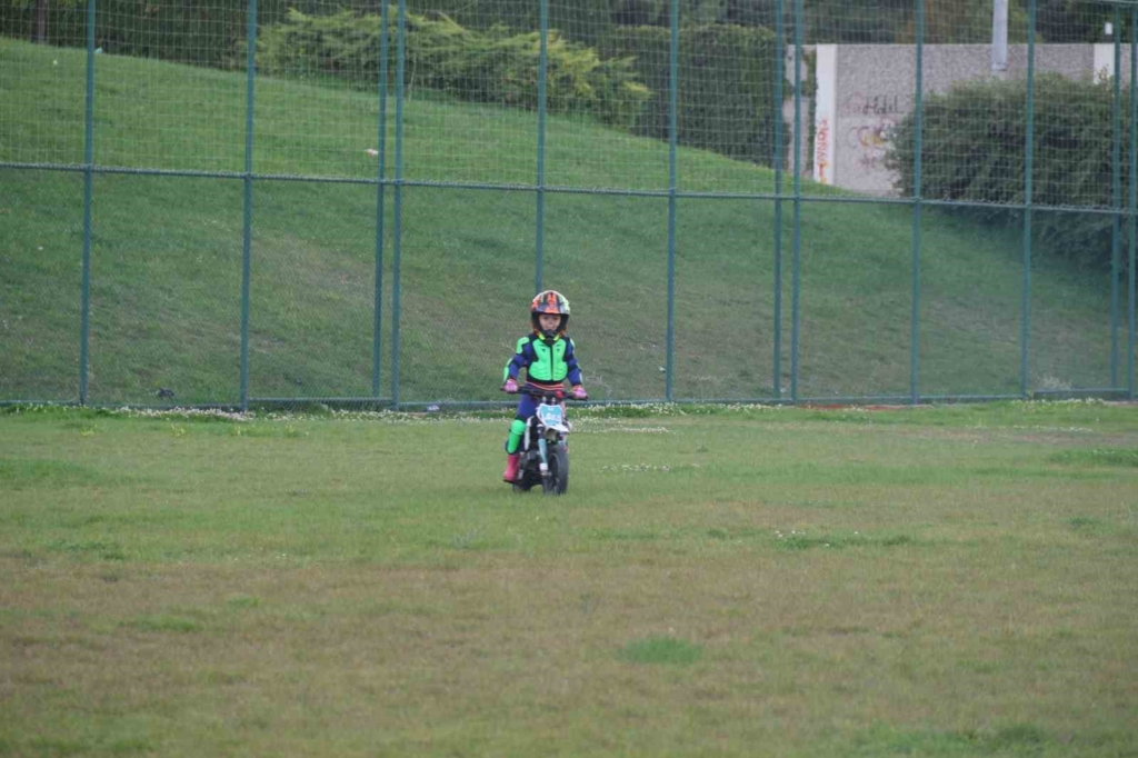 Minik İkra motosiklet ile tepeleri aşıyor, Zayn ile yarışmak istiyor