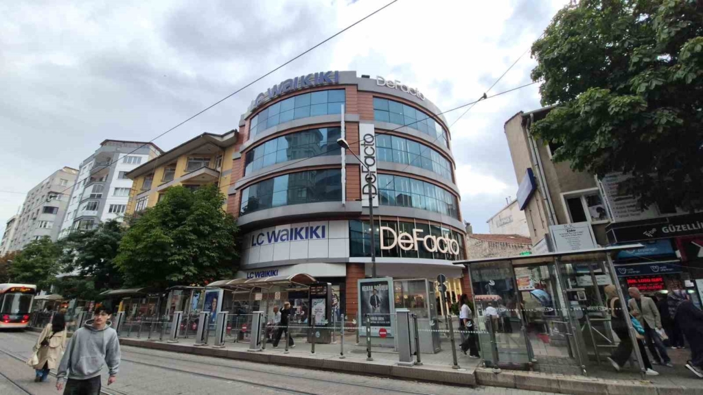 Eskişehir’de giyim mağazasının çatısında yangın çıktı