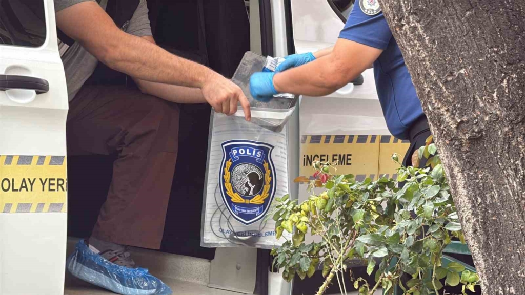 7’nci kattaki evinden çıkan 81 yaşındaki şahıs binanın merdiven boşluğunda ölü bulundu
