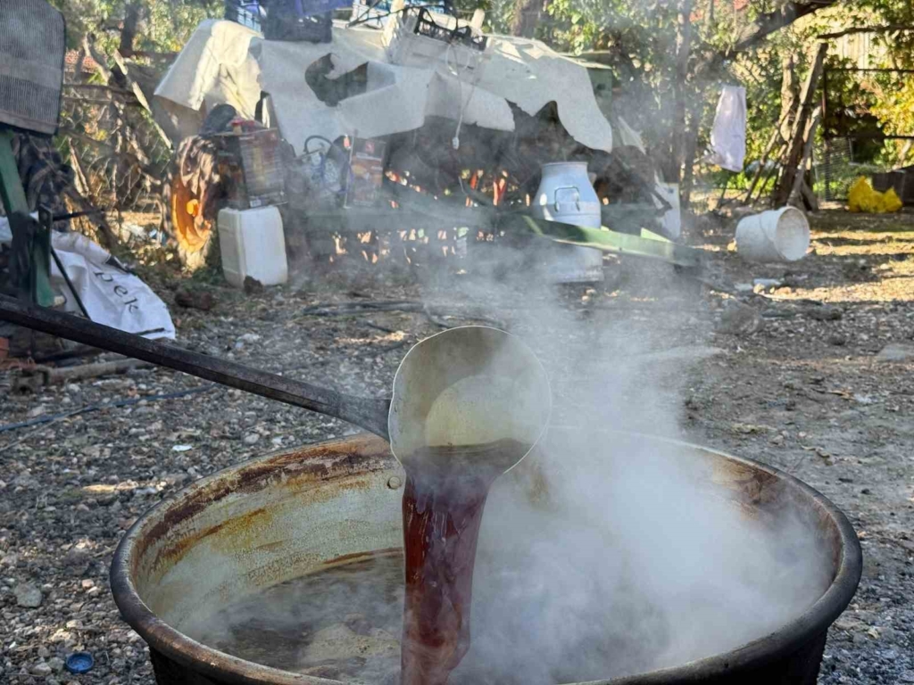 Eskişehir’de geleneksel yöntemlerle pekmez mesaisi