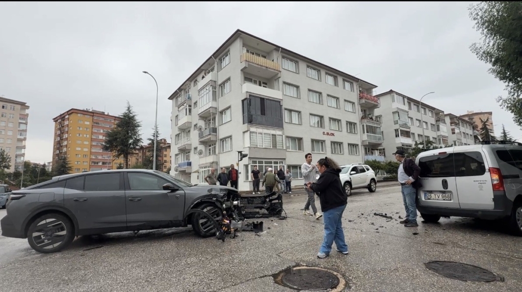 Bir kişinin yaralandığı trafik kazası sonrası yaşanan gerginlik güçlükle yatıştırıldı