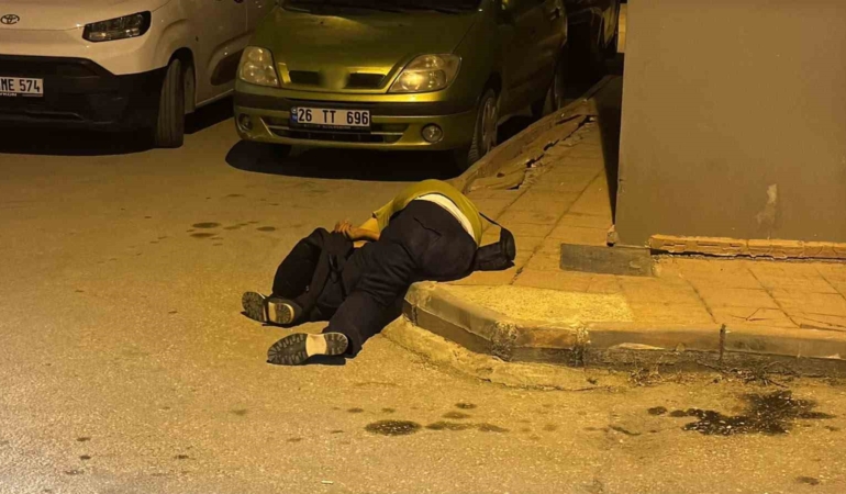 Eskişehir’de kaldırımda sızan kişinin telefonundaki müzik sürdü