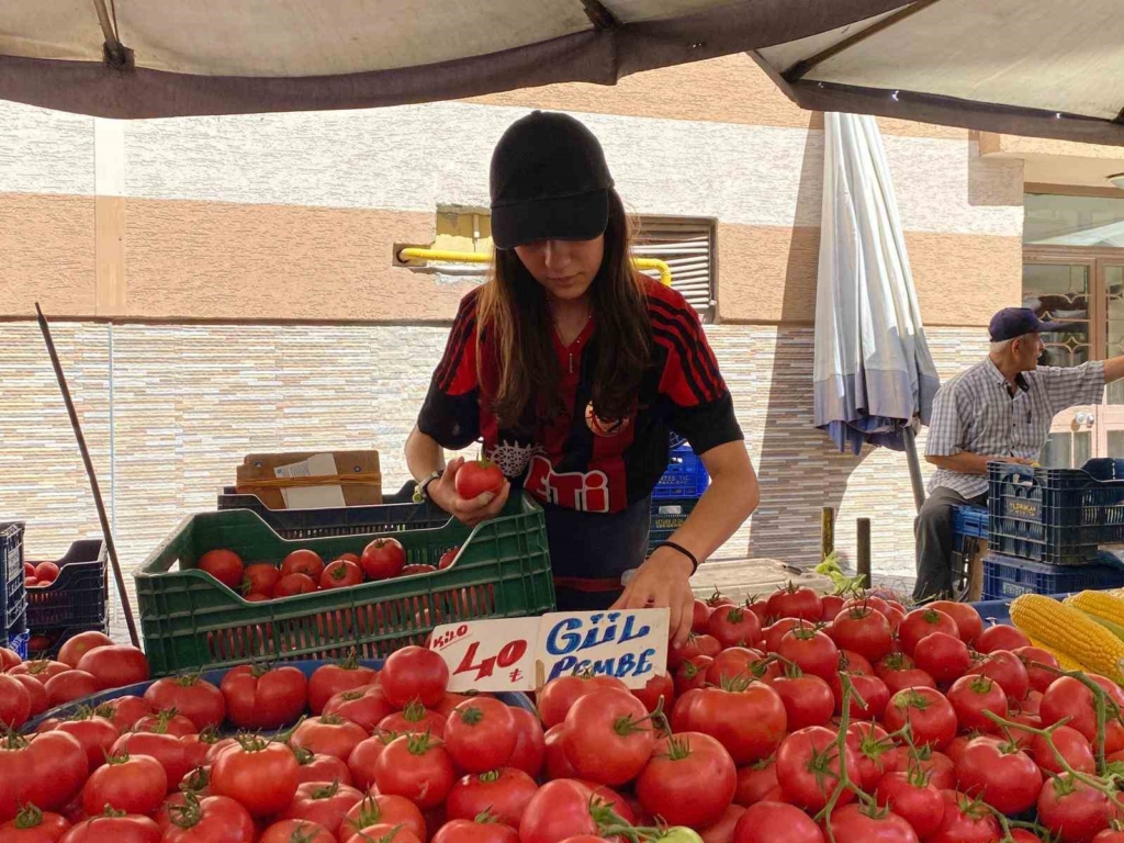 Eskişehir’de 14 yaşındaki Azra, yaz tatilini pazarcılık yaparak değerlendiriyor