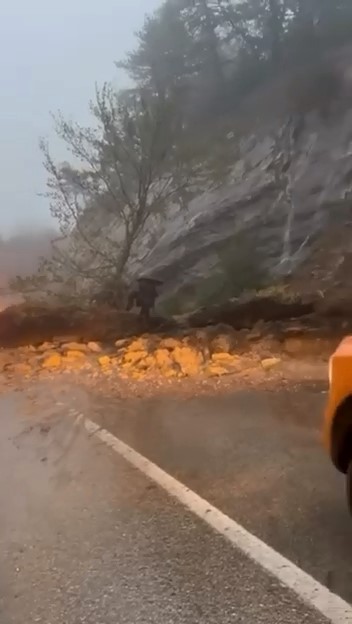 Uludağ yolunda heyelan korkuttu