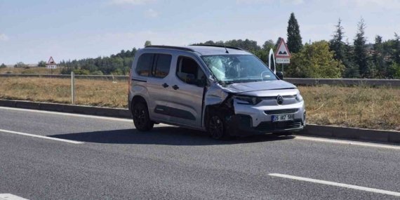 Eskişehir’de tıra çarpan hafif ticari aracın sürücüsü yaralandı