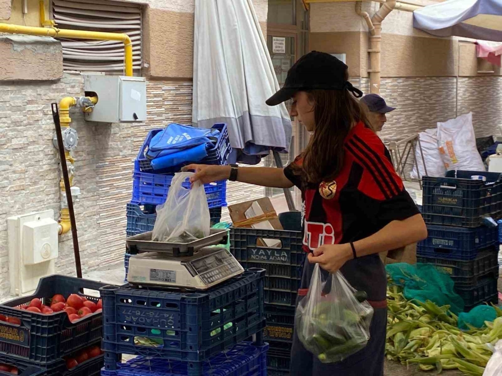 Eskişehir’de 14 yaşındaki Azra, yaz tatilini pazarcılık yaparak değerlendiriyor