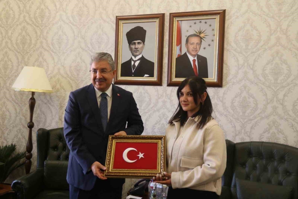 Yerde bulduğu Türk bayrağını kaldıran kurye valilikte ağırlandı