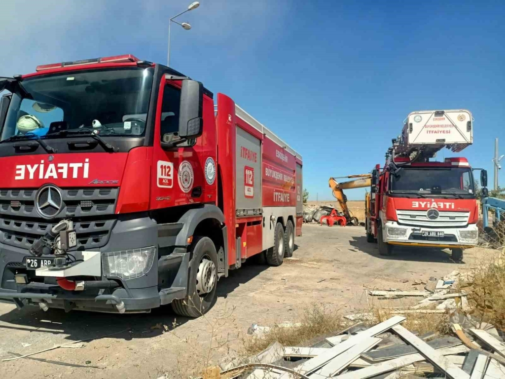 Eskişehir’de geri dönüşüm tesisinde çıkan yangın söndürüldü