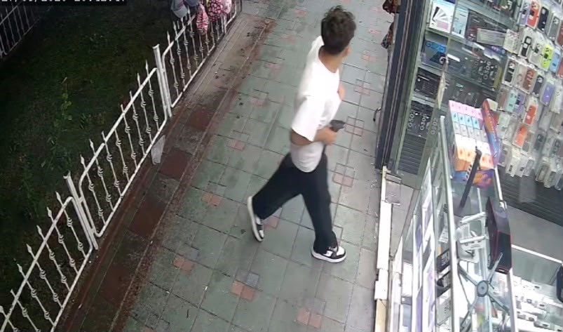 Havaya ateş edip dükkanda saklanan çocuk darp edildi