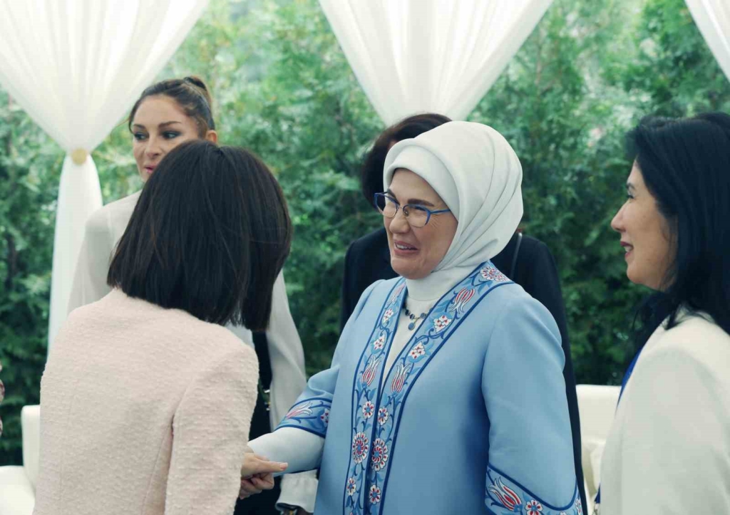 Emine Erdoğan, Kırgızistan’da lider eşleriyle bir araya geldi