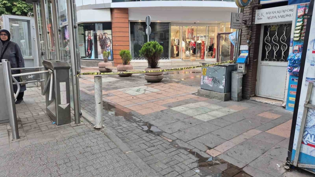 Eskişehir’de giyim mağazasının çatısında yangın çıktı