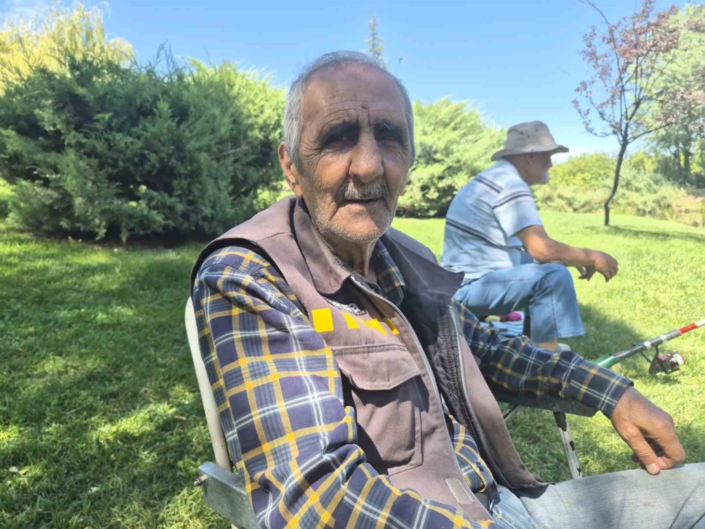 Yaşlı adam betonlaşmadan kaçıp su kenarına sığınıyor
