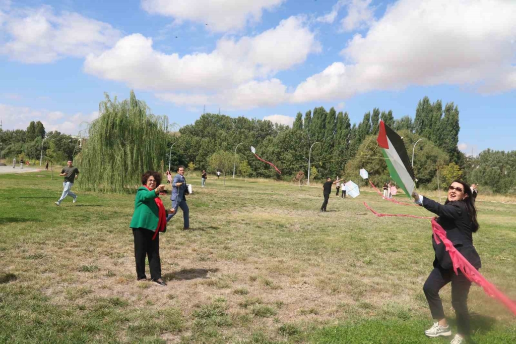 Gazze’deki çocuklar için gökyüzüne uçurtma bıraktılar