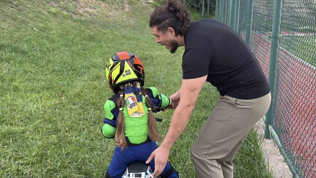 Minik İkra motosiklet ile tepeleri aşıyor, Zayn ile yarışmak istiyor