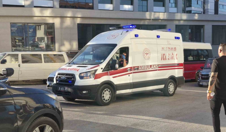 Eskişehir’de araç çarpan 12 yaşındaki çocuk hastaneye kaldırıldı