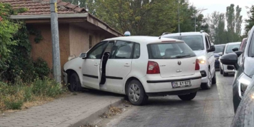Eskişehir’de kontrolden çıkan otomobil duvara çarptı