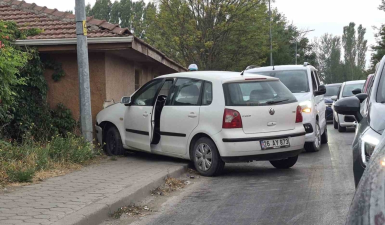 Eskişehir’de kontrolden çıkan otomobil yerleşke duvarına çarptı