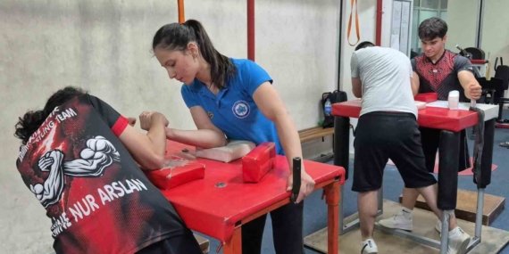 Eskişehir’de Gaziler Günü dolayısıyla bilek güreşi turnuvası yapıldı