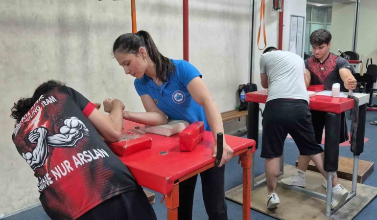 Eskişehir’de Gaziler Günü dolayısıyla bilek güreşi turnuvası yapıldı
