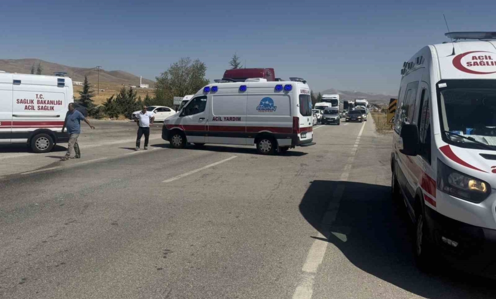 Eskişehir’de 2 araç çarpıştı: 1’i bebek, 1’i çocuk 6 yaralı