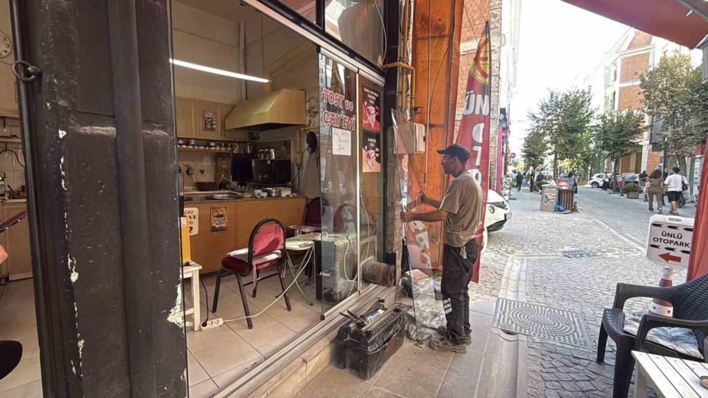 Dışlanma iddiasını reddeden çay ocağı çalışanı, "Herkese kapımız açık"