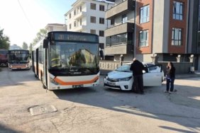 Eskişehir’de belediye otobüsü ile otomobil çarpıştı: 2 öğrenci yaralandı